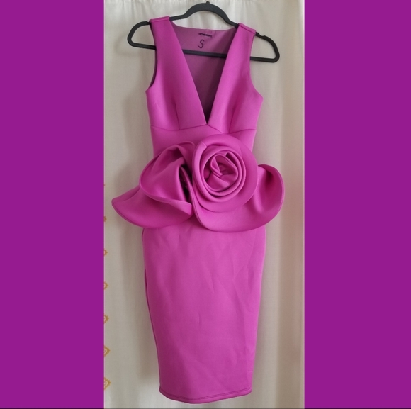 RUFFLE Sleeveless V-Neck Midi Dress - Picture 2 of 7